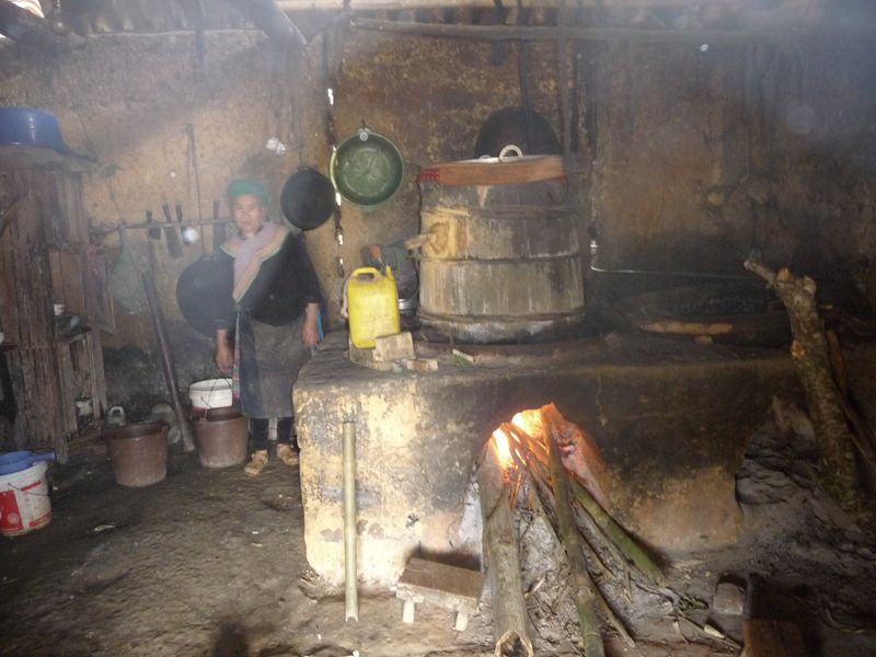 Maison Hmong - Le foyer et l'alambic