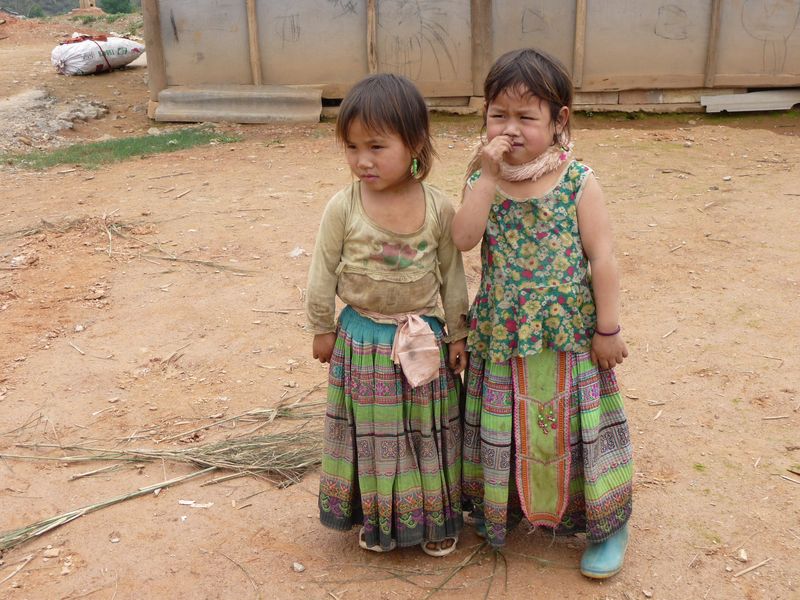 Enfants Hmongs fleuries