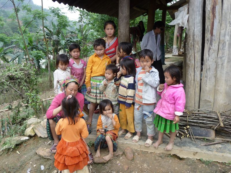 Famille de Hmongs fleuries