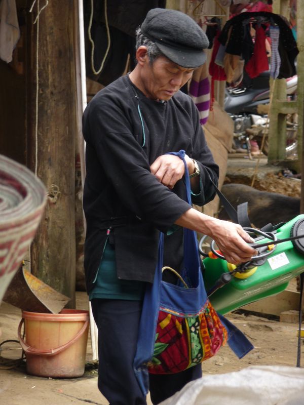 Hmong et son pulvérisateur