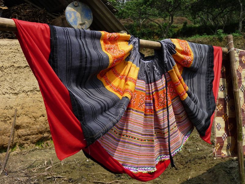 Séchage d'une robe Hmong